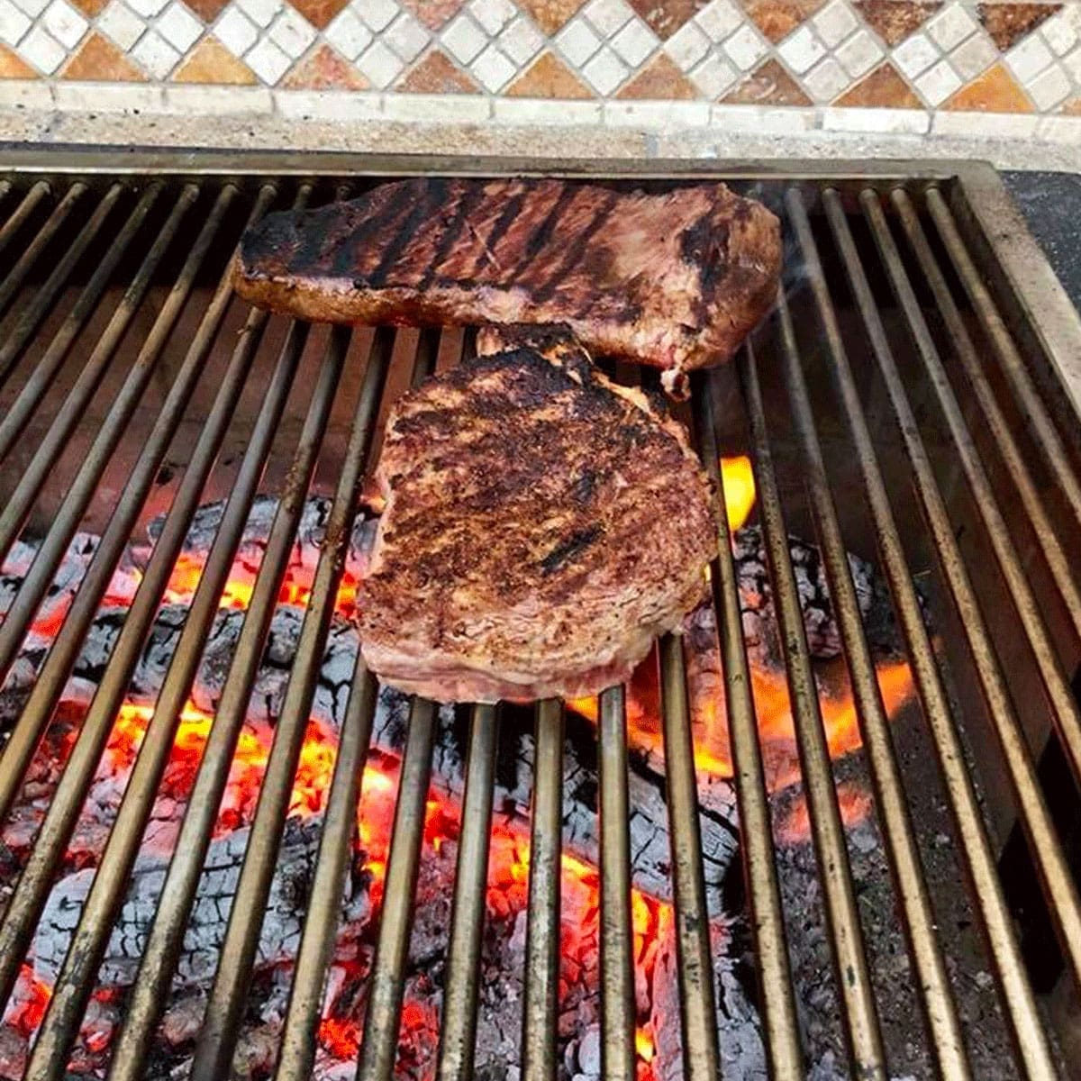 Stainless free floating rod grate for grilling over wood